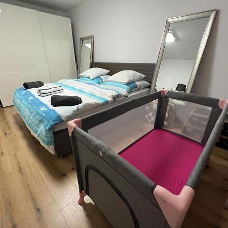 Stylish 1-Bedroom Condo Close To Exhibition Square Basilea Esterno foto
