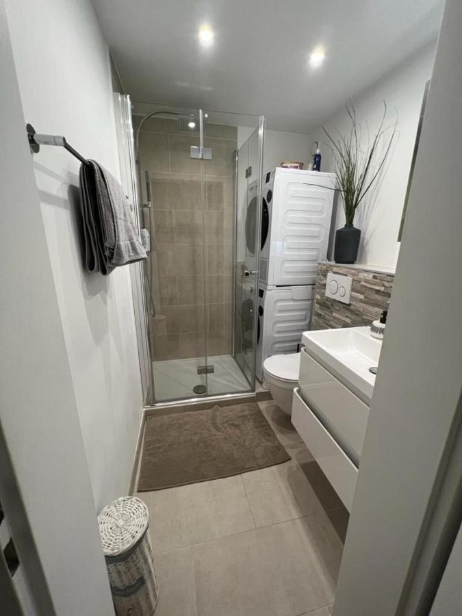Stylish 1-Bedroom Condo Close To Exhibition Square Basilea Esterno foto