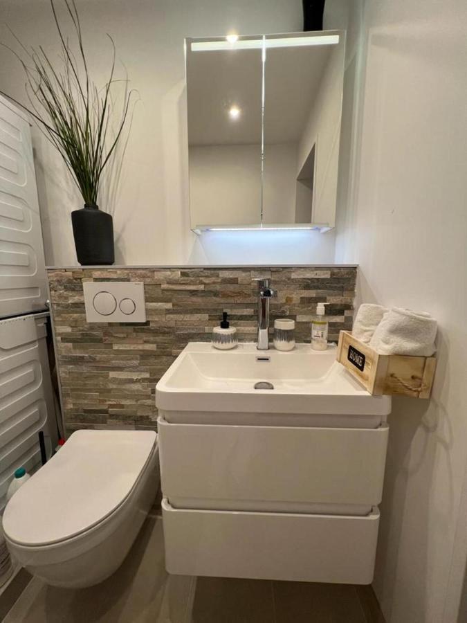 Stylish 1-Bedroom Condo Close To Exhibition Square Basilea Esterno foto