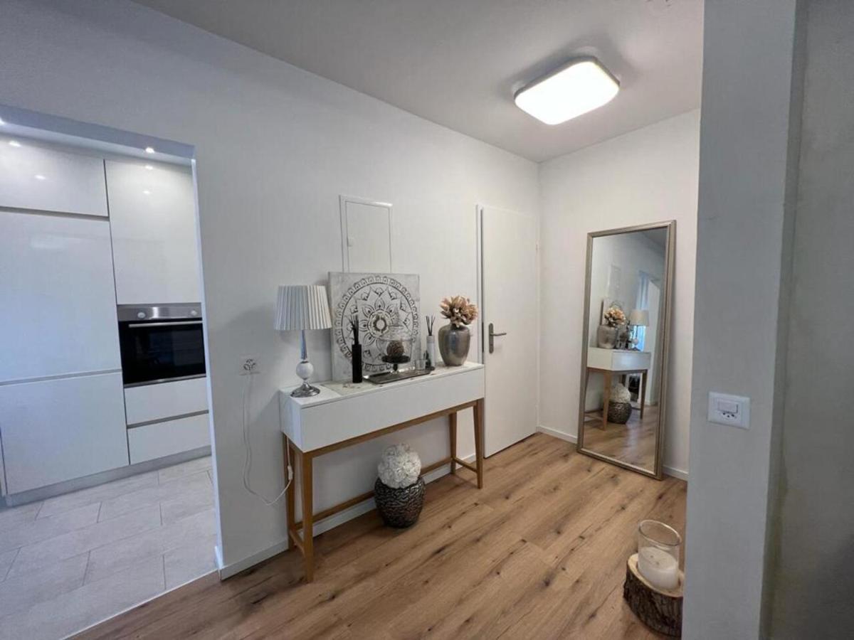 Stylish 1-Bedroom Condo Close To Exhibition Square Basilea Esterno foto