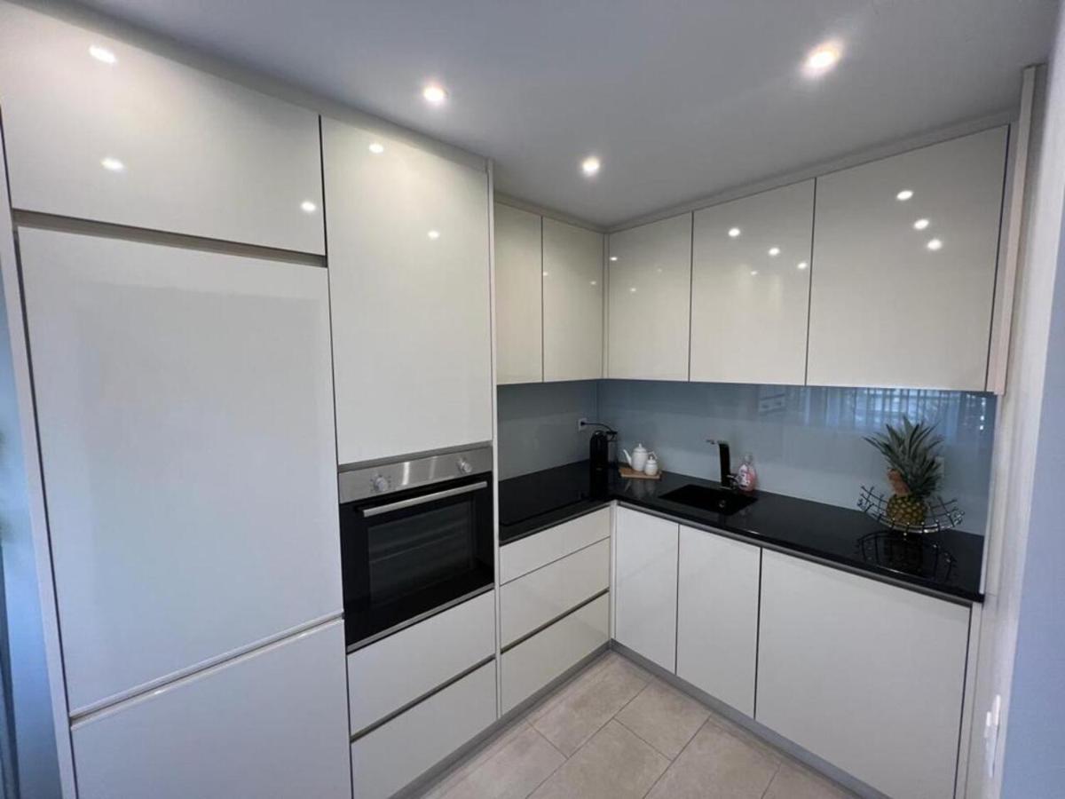 Stylish 1-Bedroom Condo Close To Exhibition Square Basilea Esterno foto